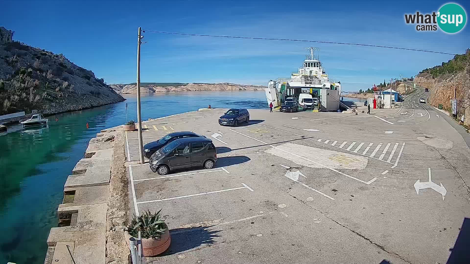 Spletna kamera trajektno pristanišče Prizna – proti otoku Pag