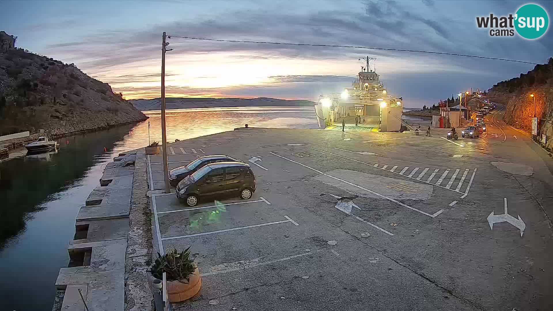 Spletna kamera trajektno pristanišče Prizna – proti otoku Pag