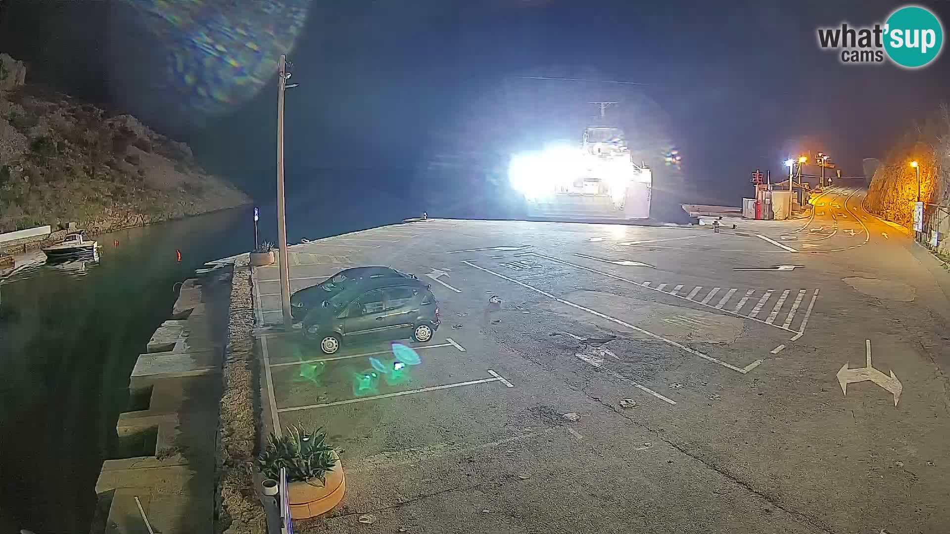 Spletna kamera trajektno pristanišče Prizna – proti otoku Pag