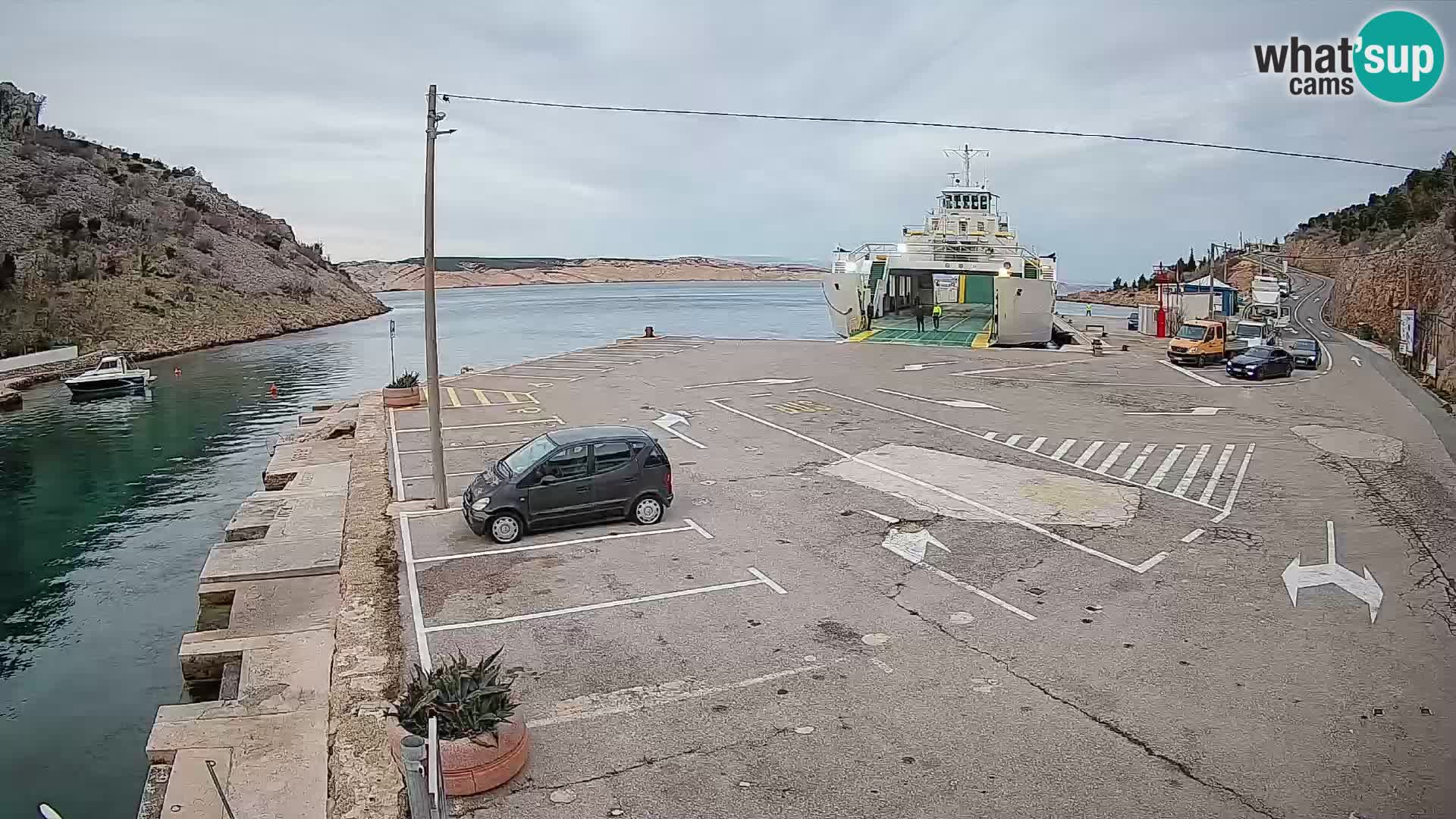 Spletna kamera trajektno pristanišče Prizna – proti otoku Pag