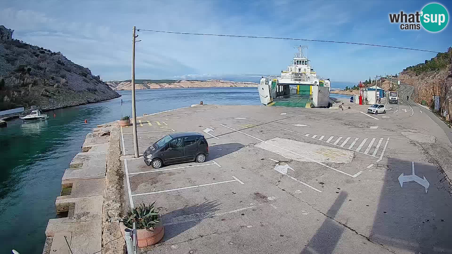 Spletna kamera trajektno pristanišče Prizna – proti otoku Pag