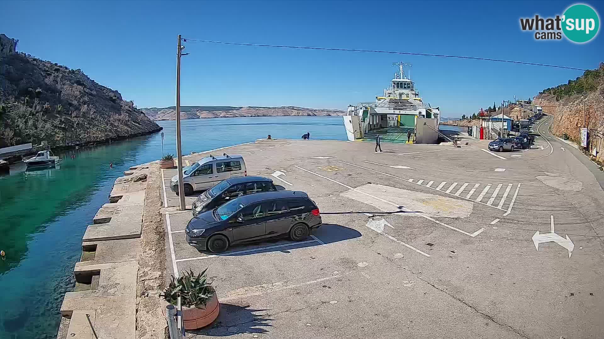 Spletna kamera trajektno pristanišče Prizna – proti otoku Pag