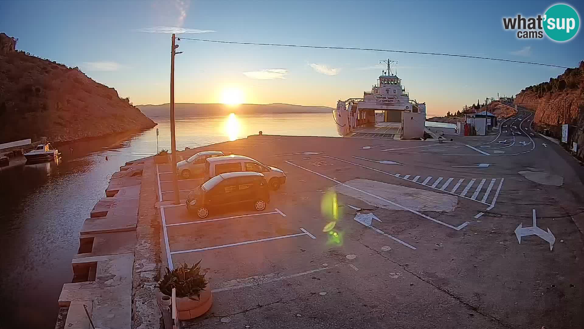 Spletna kamera trajektno pristanišče Prizna – proti otoku Pag