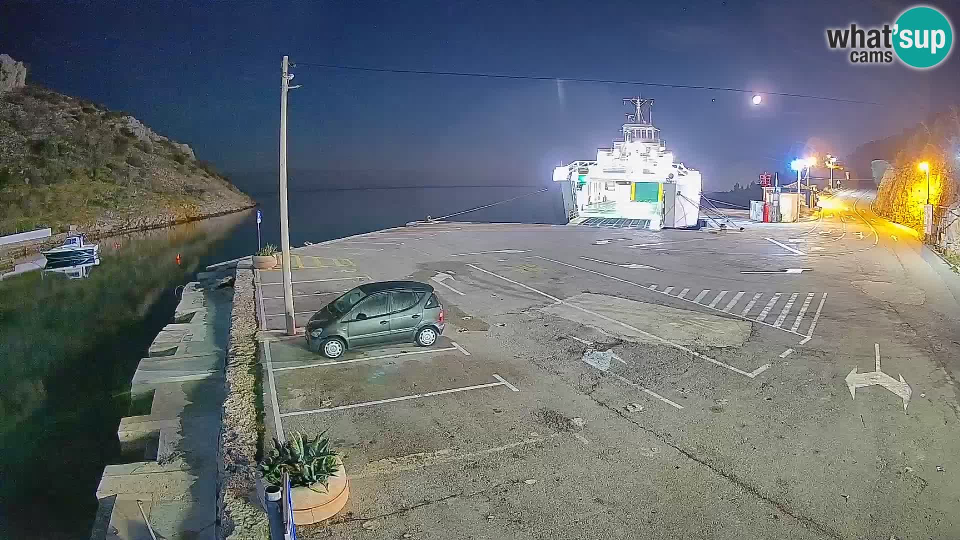 Spletna kamera trajektno pristanišče Prizna – proti otoku Pag