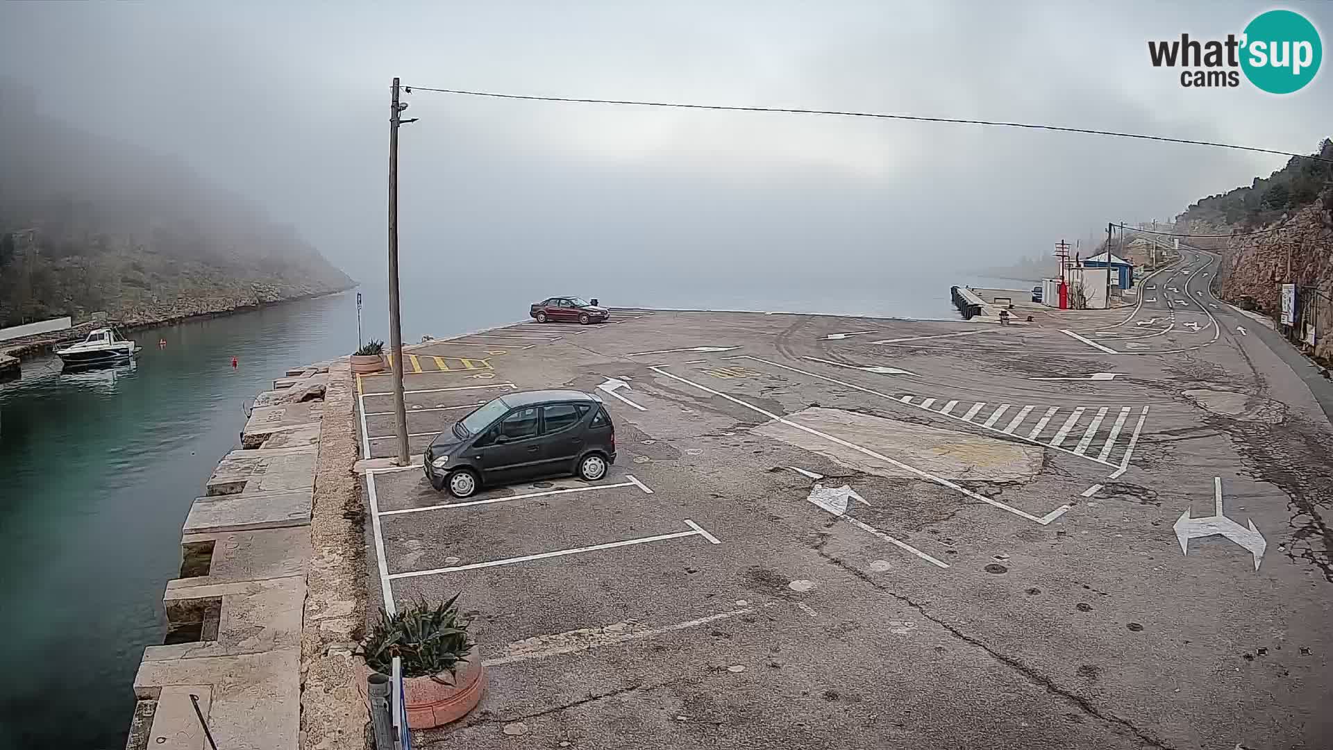 Spletna kamera trajektno pristanišče Prizna – proti otoku Pag