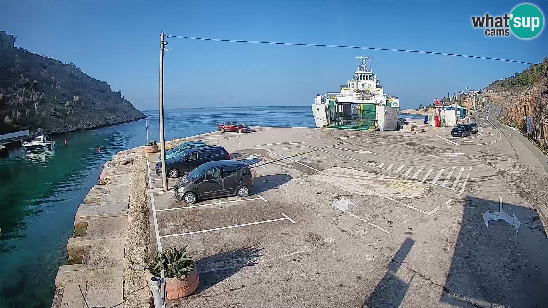 Spletna kamera trajektno pristanišče Prizna – proti otoku Pag