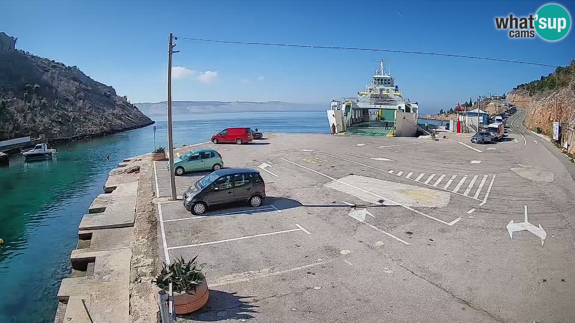 Spletna kamera trajektno pristanišče Prizna – proti otoku Pag