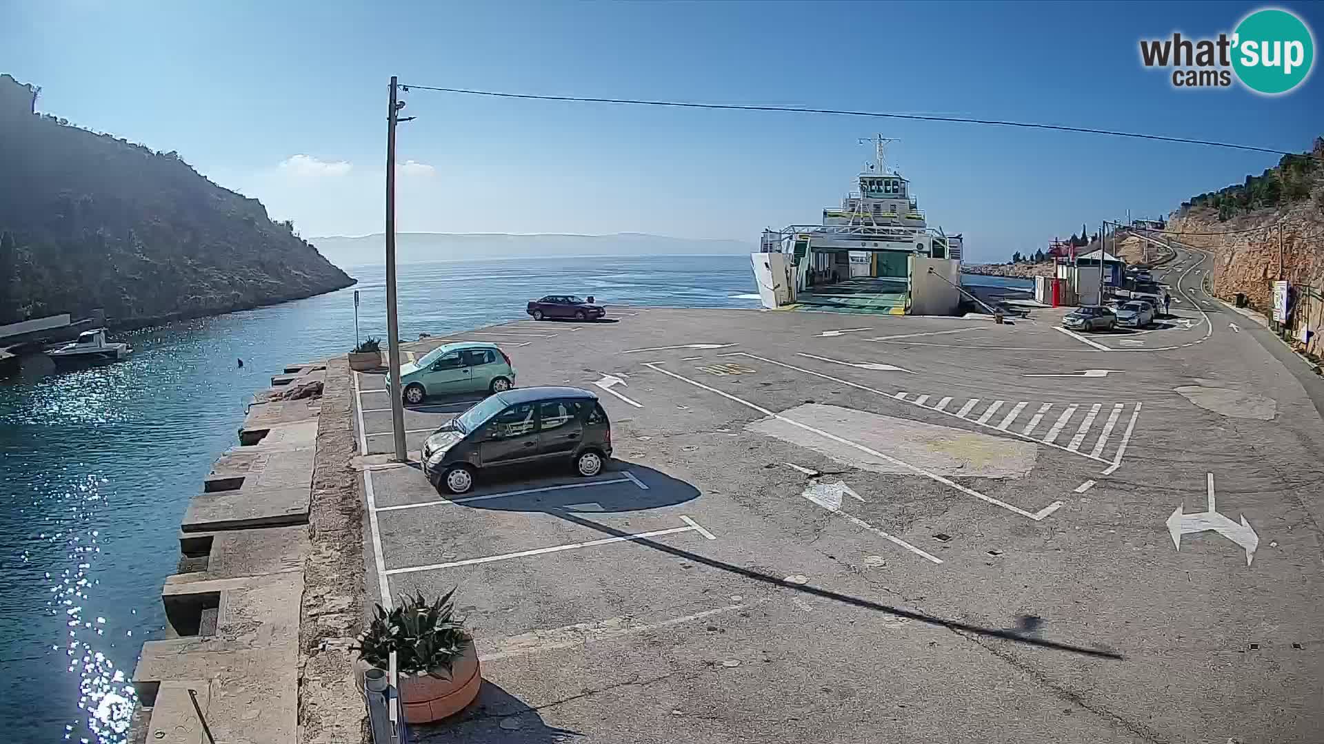 Spletna kamera trajektno pristanišče Prizna – proti otoku Pag