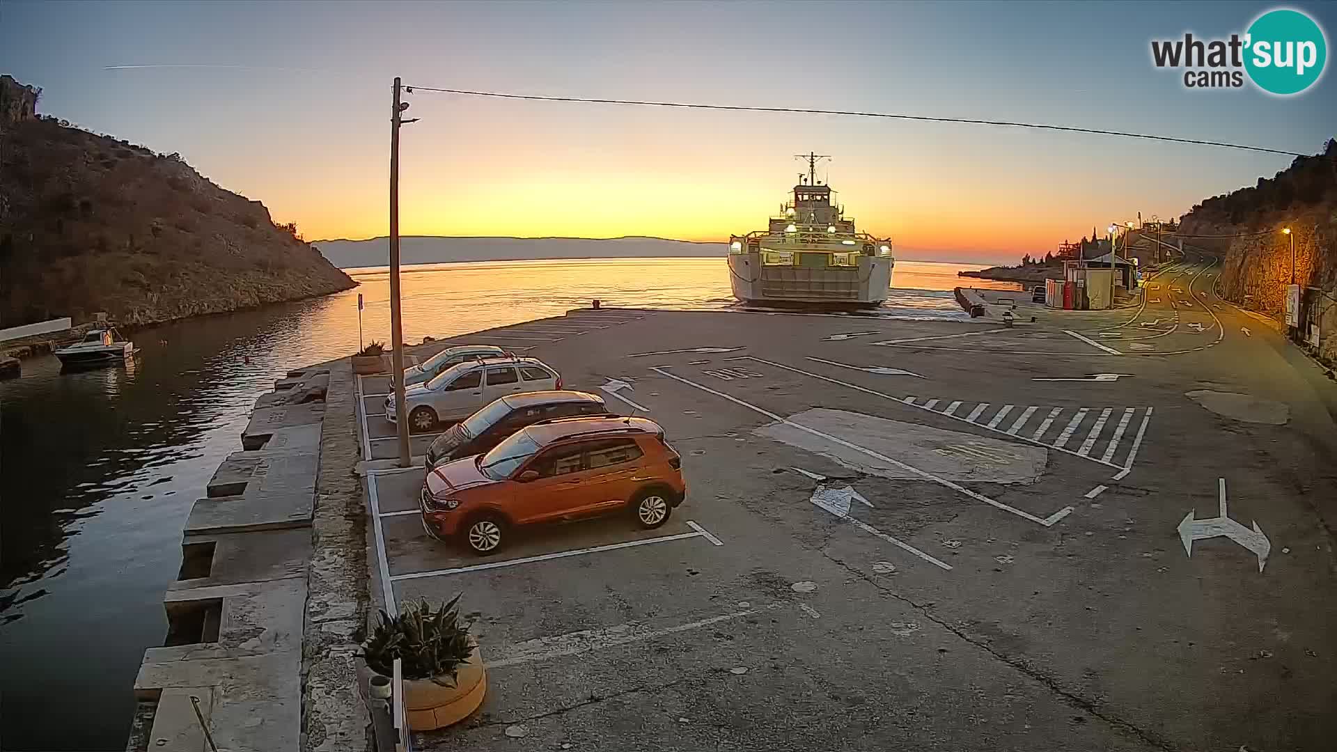 Spletna kamera trajektno pristanišče Prizna – proti otoku Pag