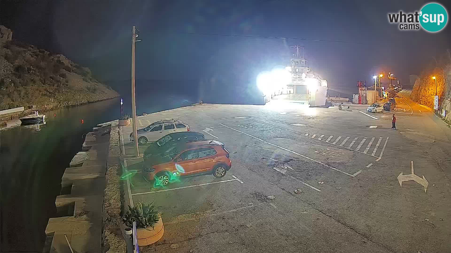 Spletna kamera trajektno pristanišče Prizna – proti otoku Pag