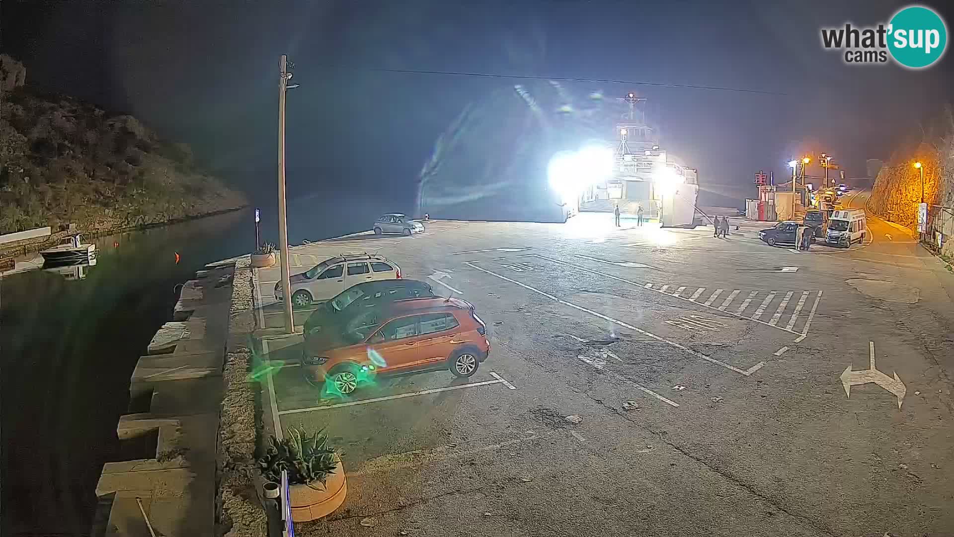 Spletna kamera trajektno pristanišče Prizna – proti otoku Pag