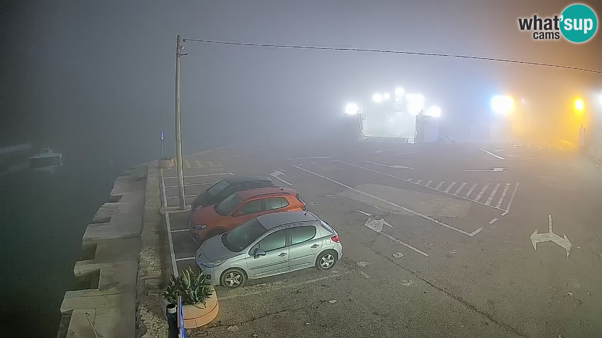 Spletna kamera trajektno pristanišče Prizna – proti otoku Pag