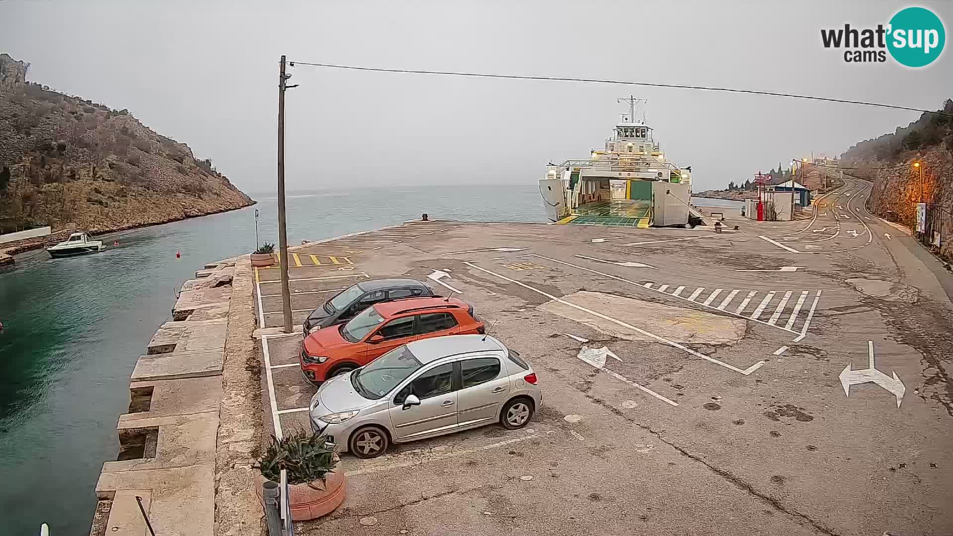 Spletna kamera trajektno pristanišče Prizna – proti otoku Pag