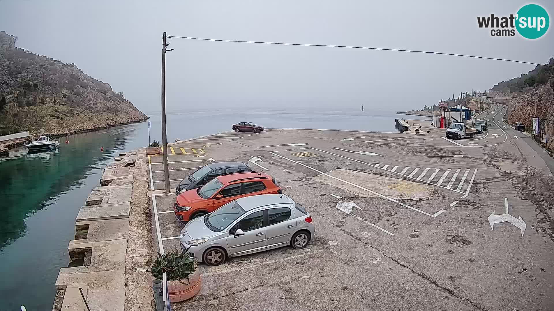 Spletna kamera trajektno pristanišče Prizna – proti otoku Pag