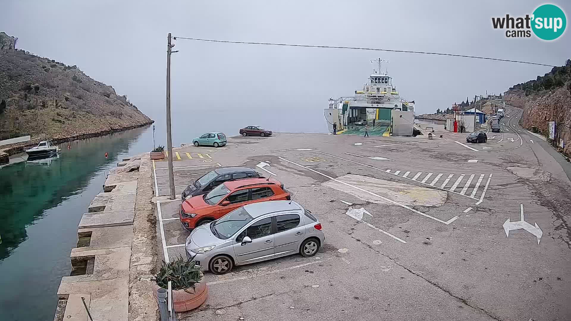 Spletna kamera trajektno pristanišče Prizna – proti otoku Pag