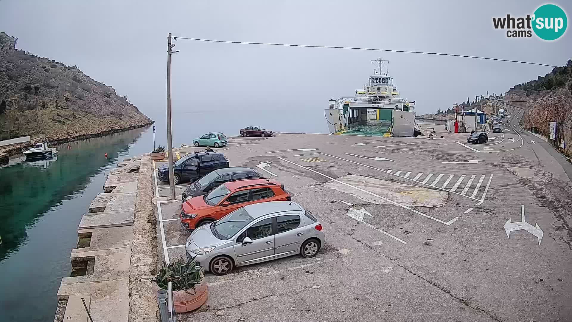 Spletna kamera trajektno pristanišče Prizna – proti otoku Pag