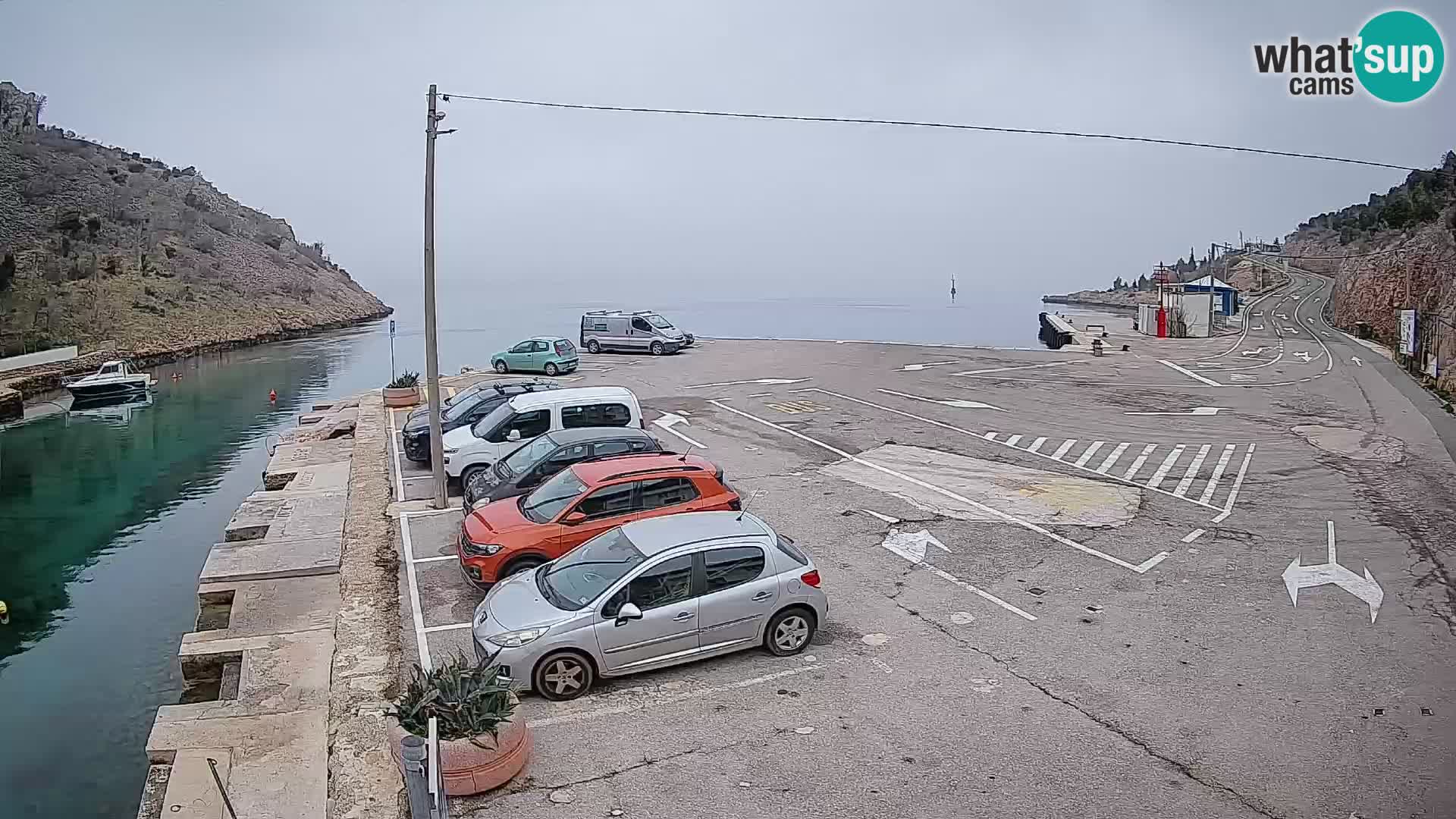 Spletna kamera trajektno pristanišče Prizna – proti otoku Pag