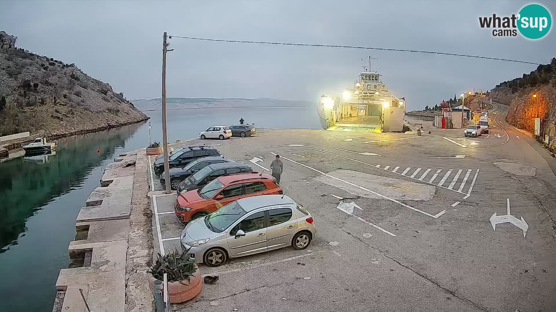 Spletna kamera trajektno pristanišče Prizna – proti otoku Pag