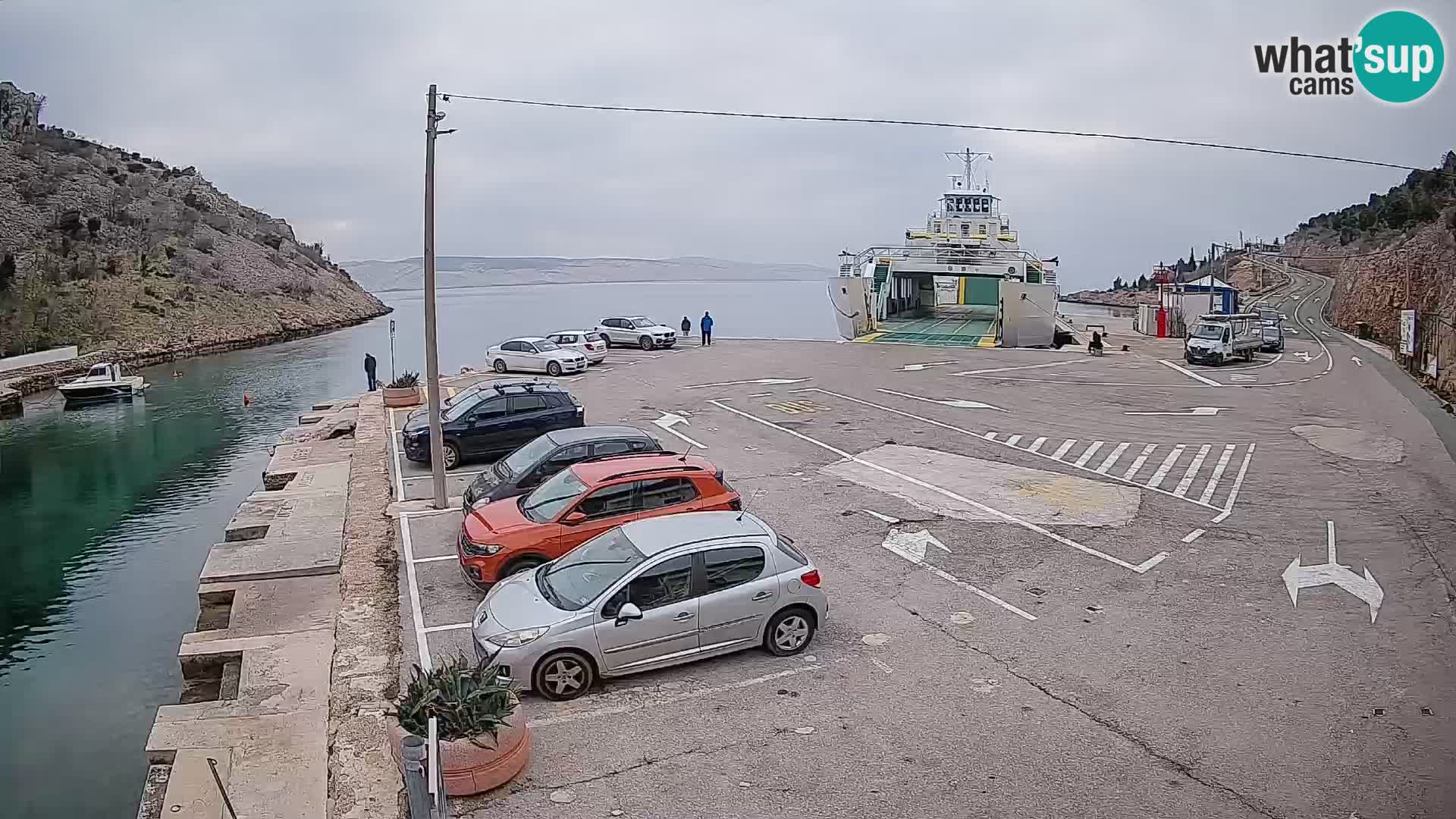 Spletna kamera trajektno pristanišče Prizna – proti otoku Pag