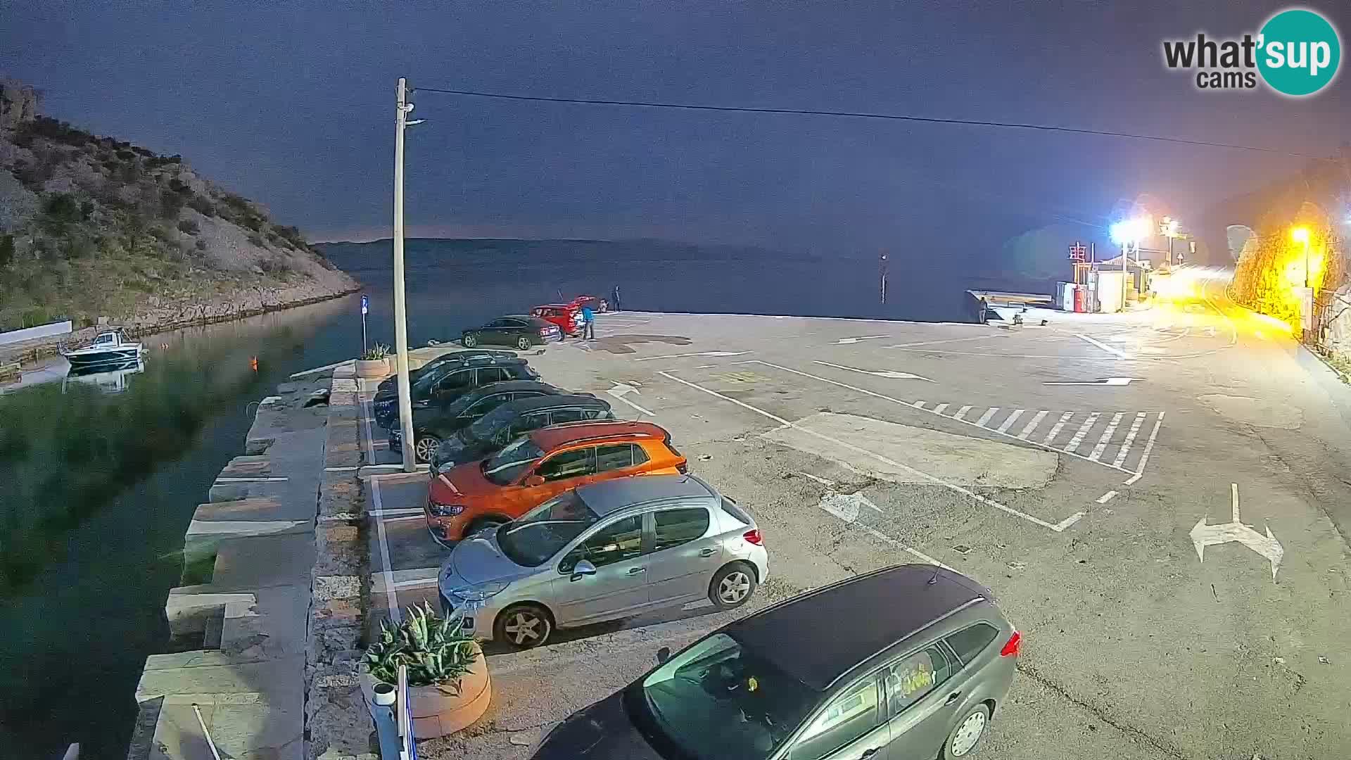 Spletna kamera trajektno pristanišče Prizna – proti otoku Pag