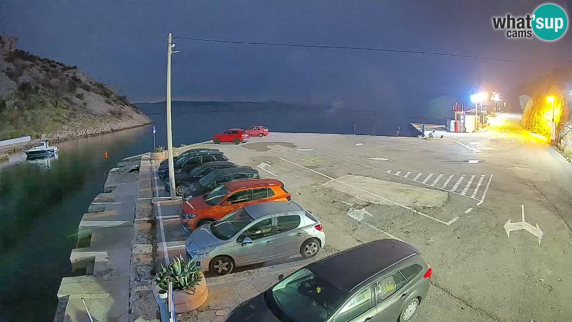 Spletna kamera trajektno pristanišče Prizna – proti otoku Pag