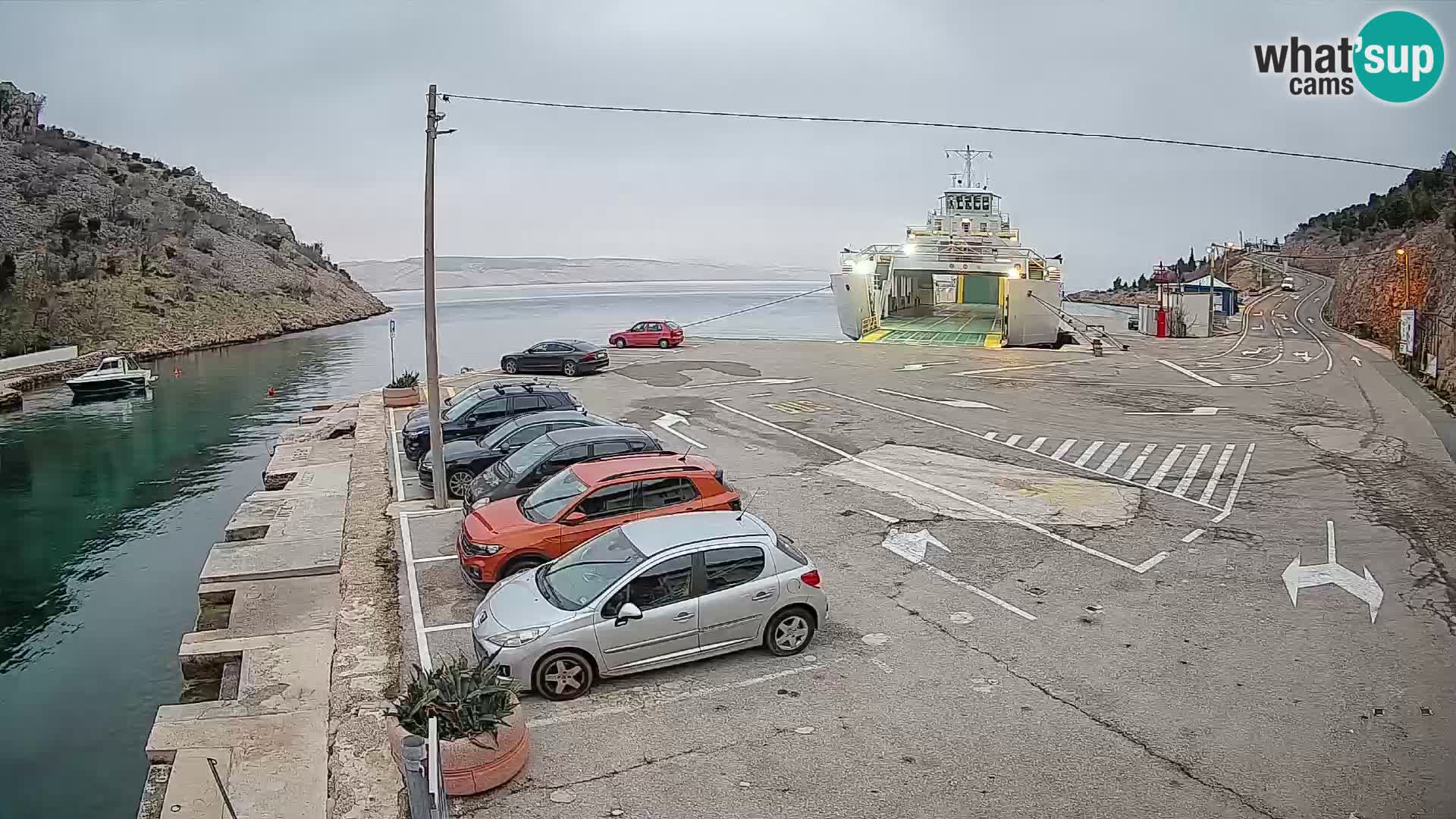 Spletna kamera trajektno pristanišče Prizna – proti otoku Pag