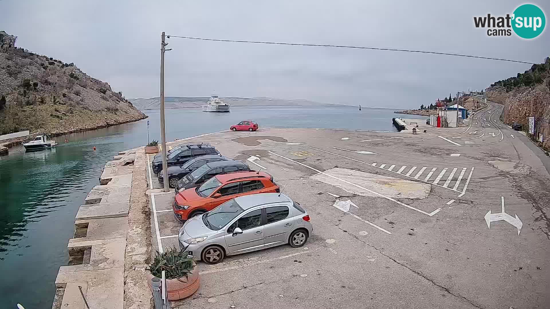 Spletna kamera trajektno pristanišče Prizna – proti otoku Pag