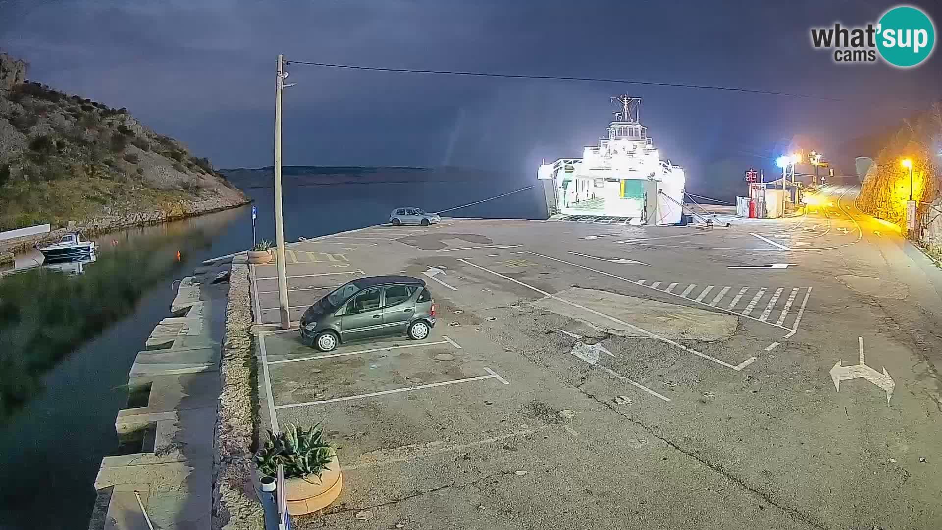 Spletna kamera trajektno pristanišče Prizna – proti otoku Pag