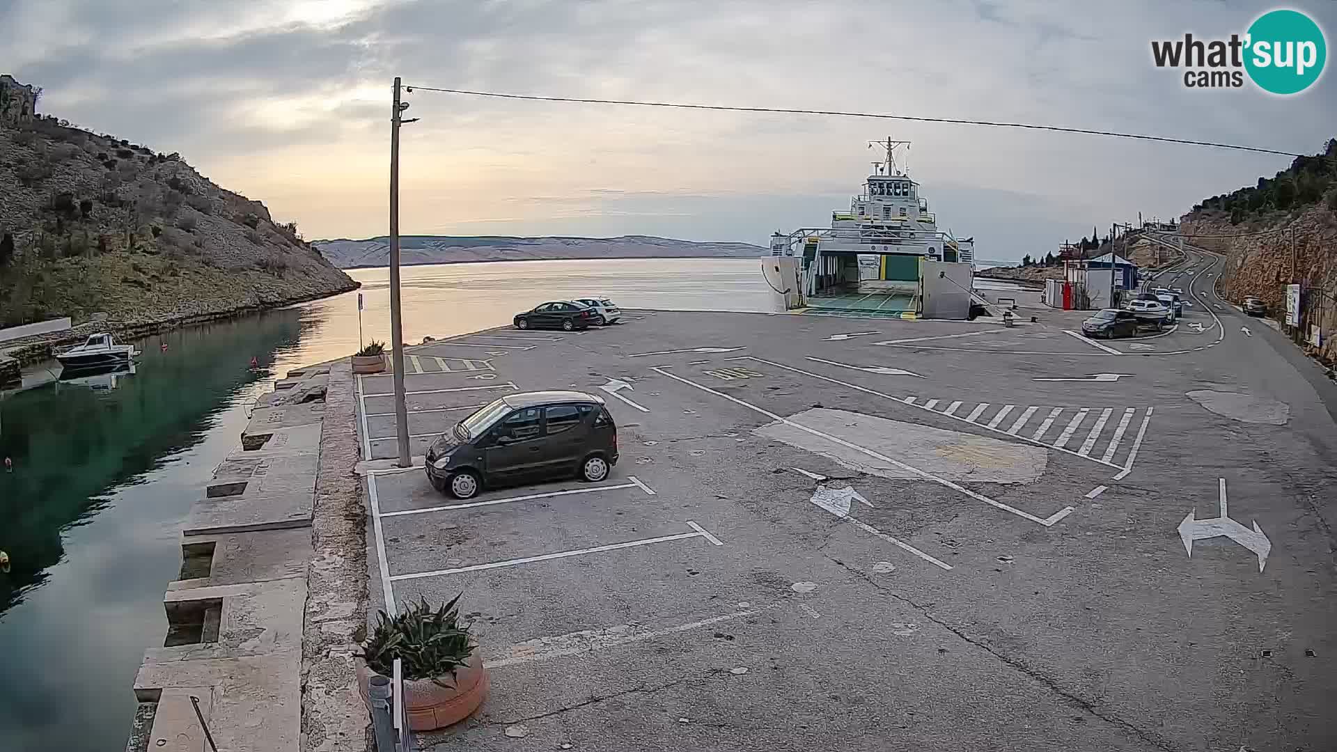 Spletna kamera trajektno pristanišče Prizna – proti otoku Pag