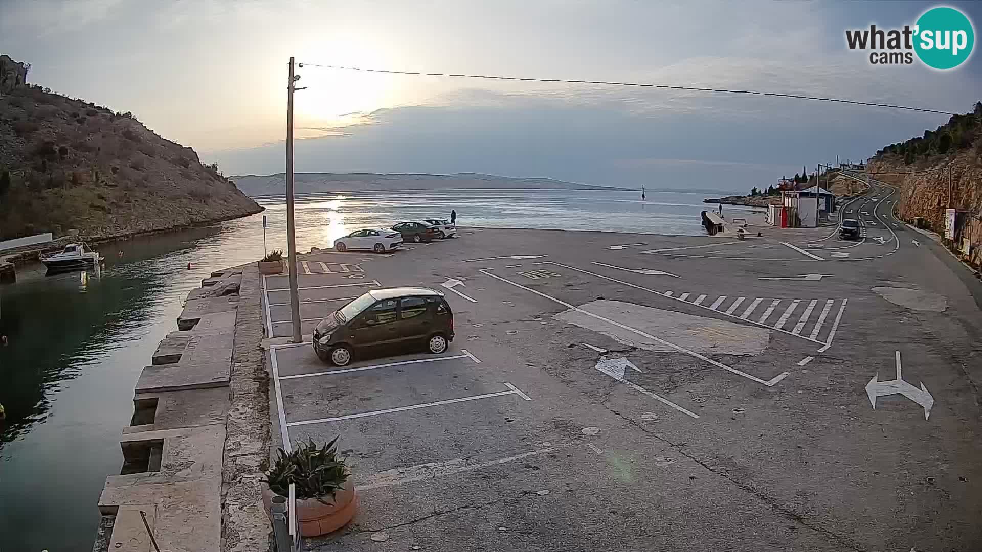 Spletna kamera trajektno pristanišče Prizna – proti otoku Pag