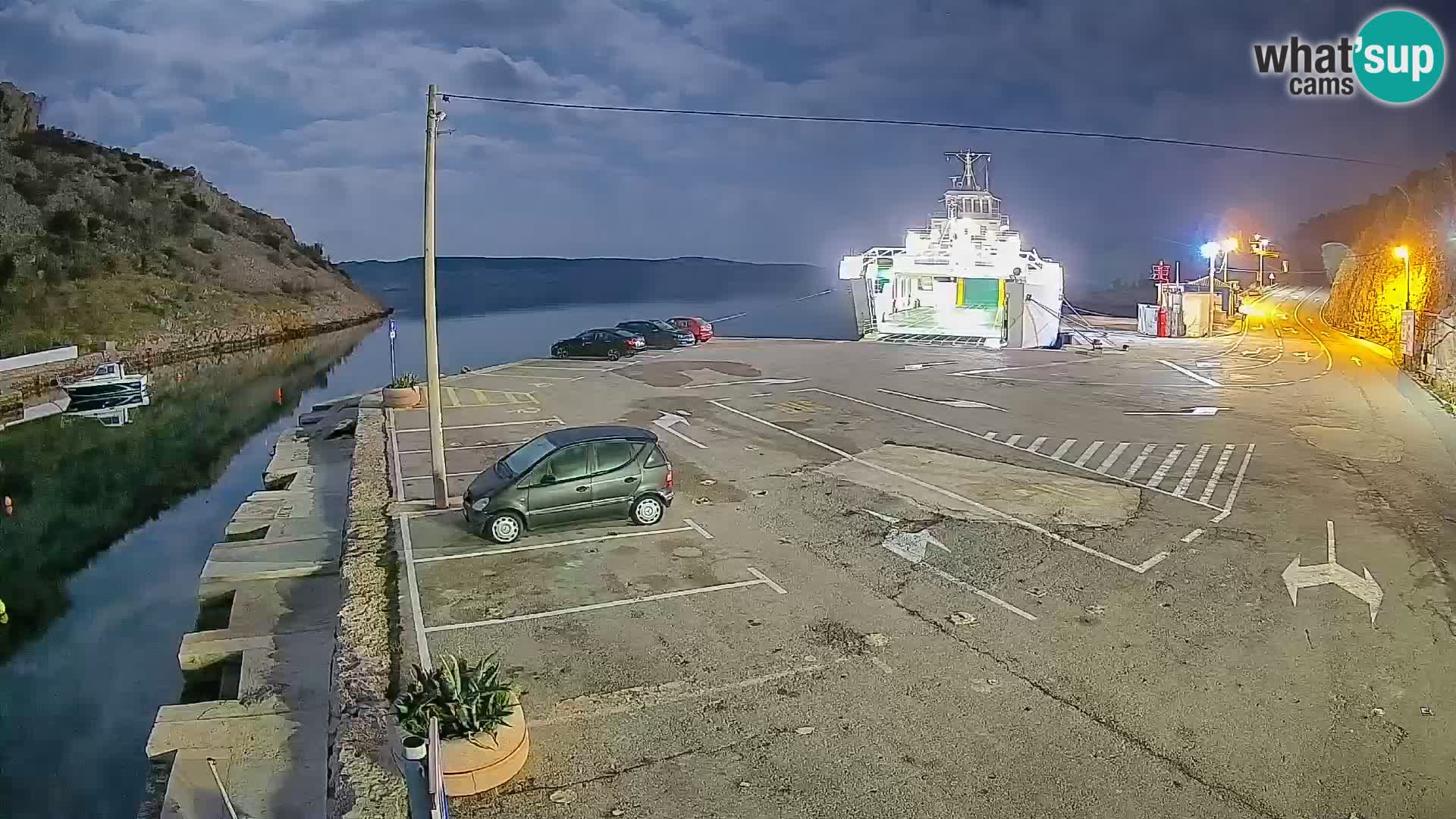 Spletna kamera trajektno pristanišče Prizna – proti otoku Pag