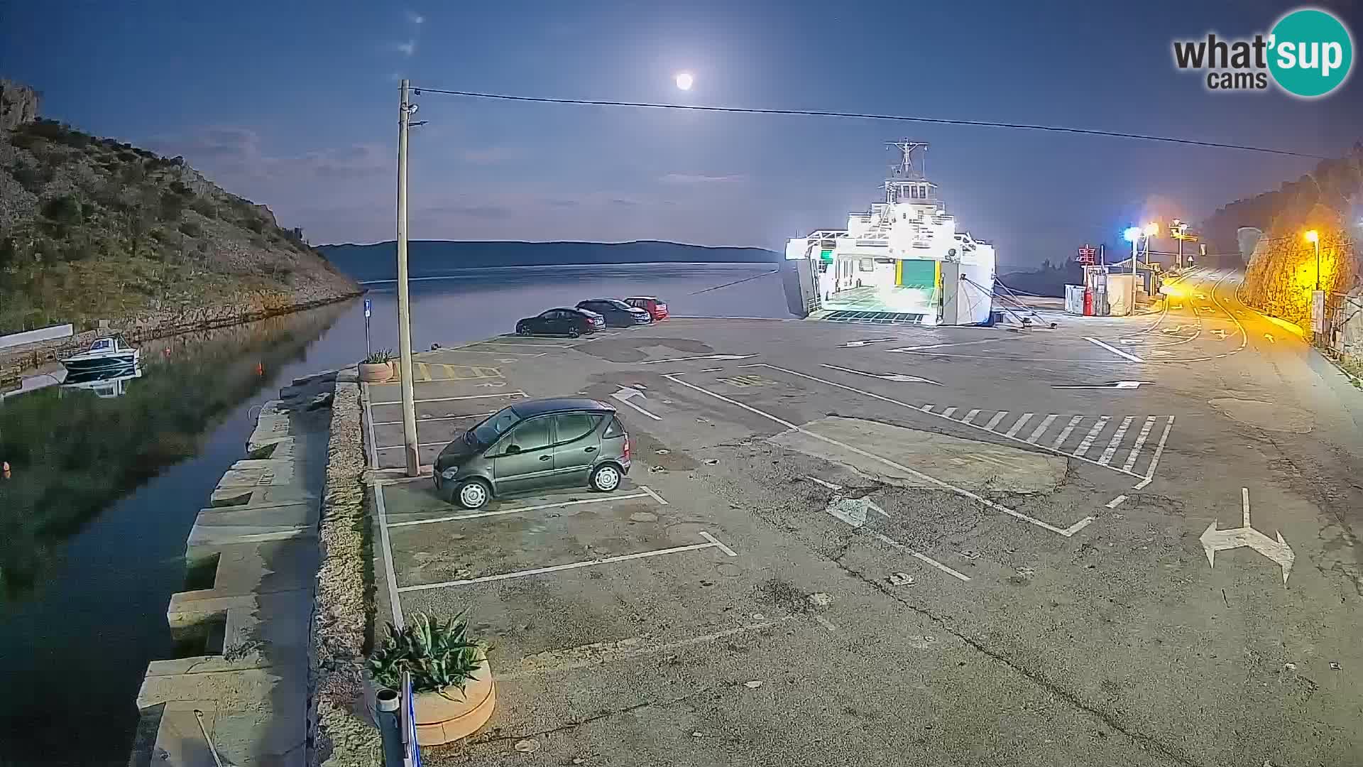 Spletna kamera trajektno pristanišče Prizna – proti otoku Pag