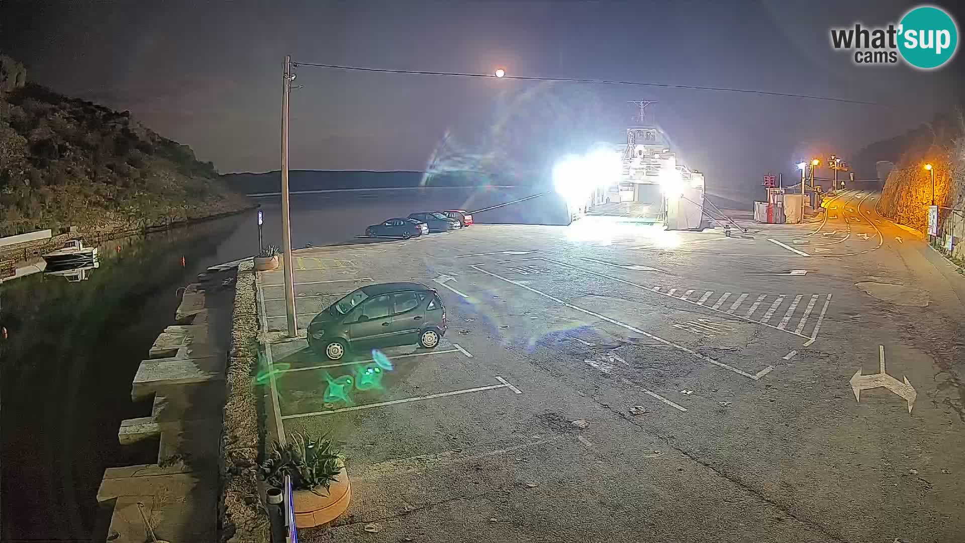 Spletna kamera trajektno pristanišče Prizna – proti otoku Pag