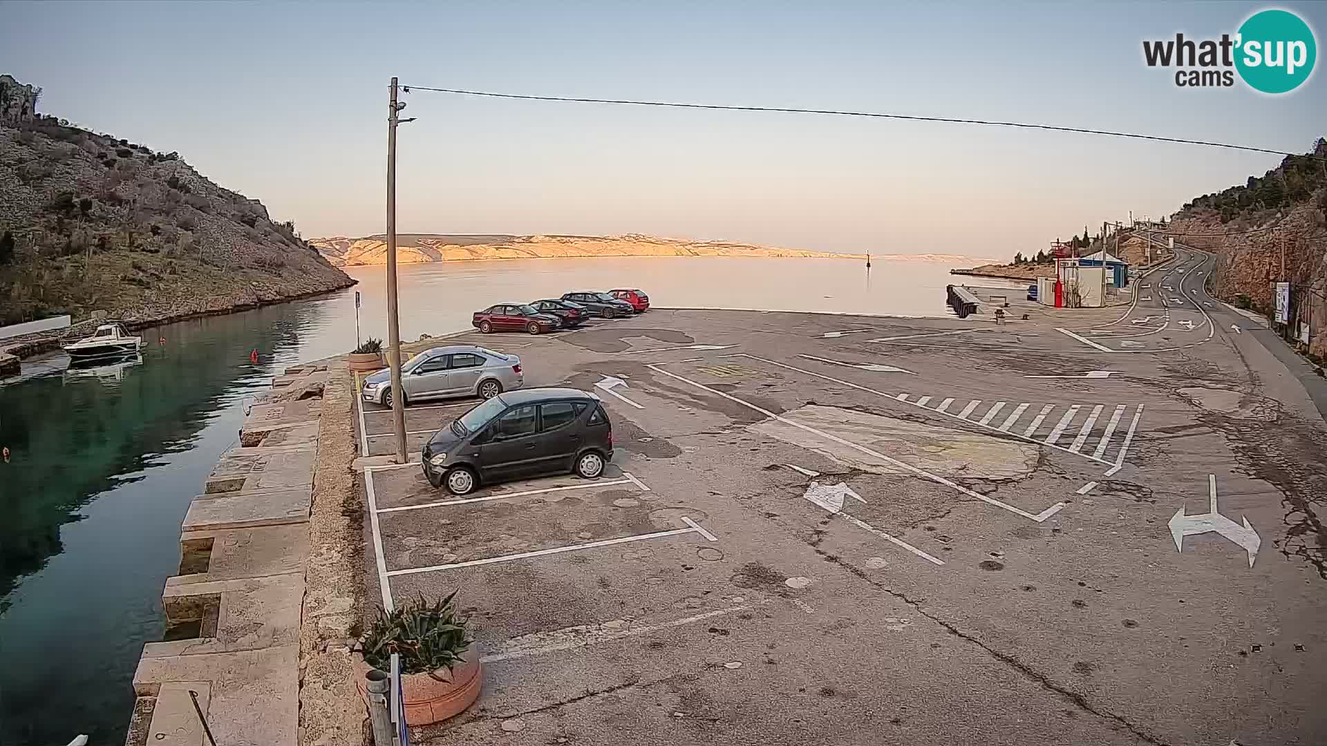 Spletna kamera trajektno pristanišče Prizna – proti otoku Pag