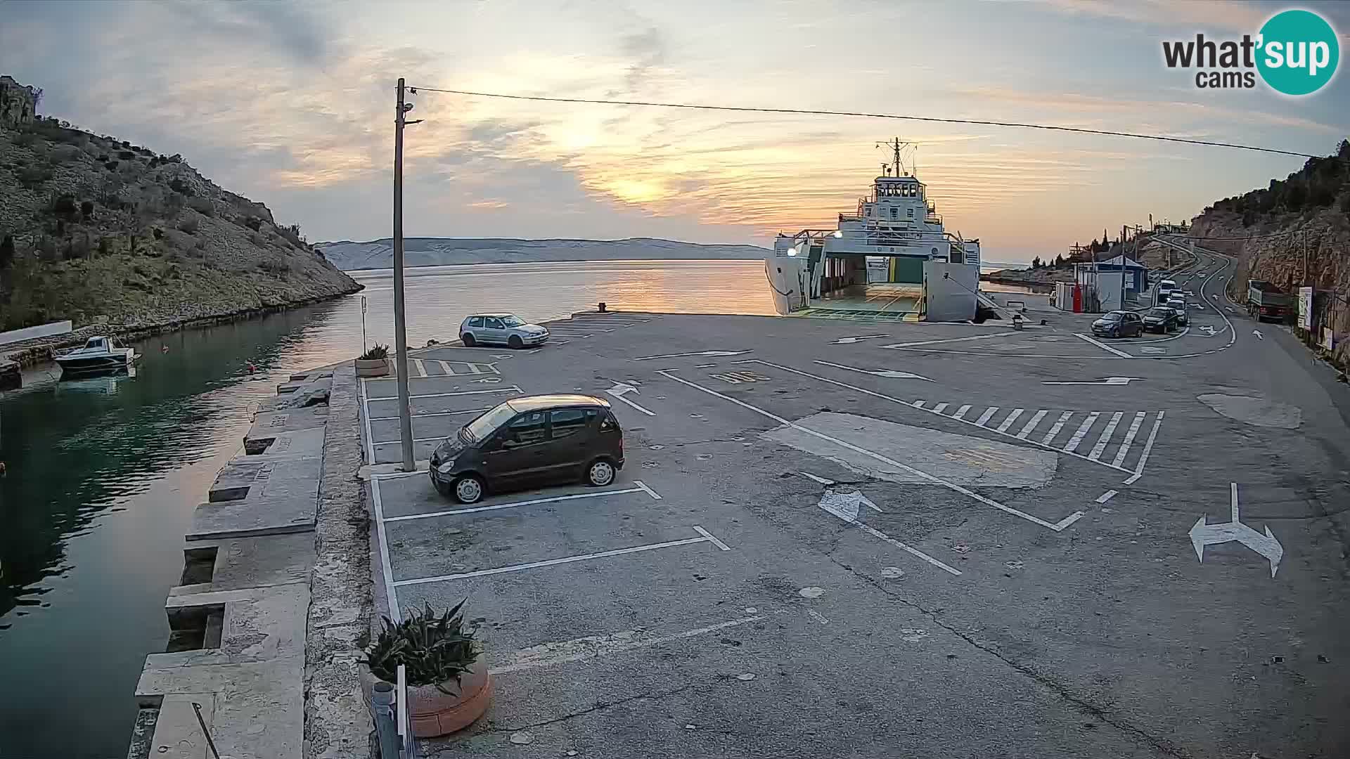 Spletna kamera trajektno pristanišče Prizna – proti otoku Pag