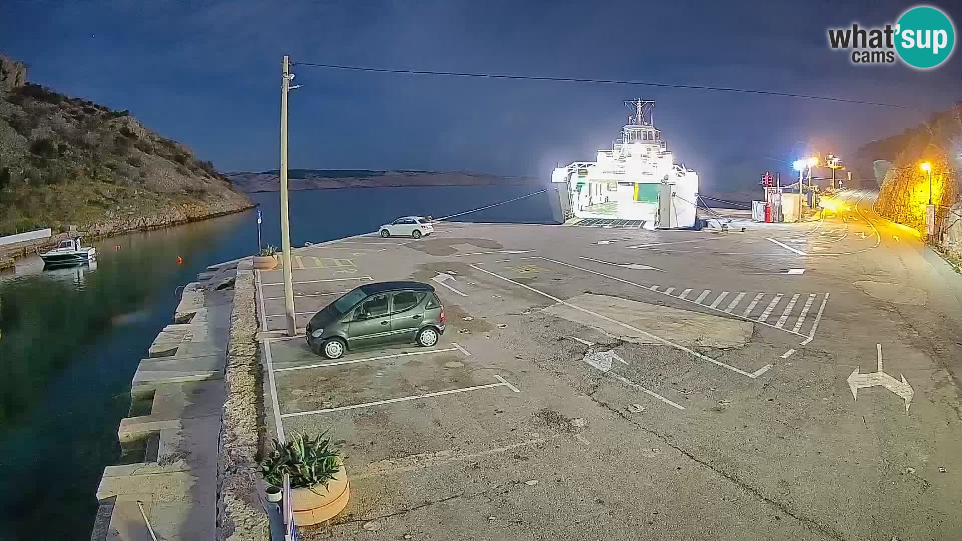 Spletna kamera trajektno pristanišče Prizna – proti otoku Pag