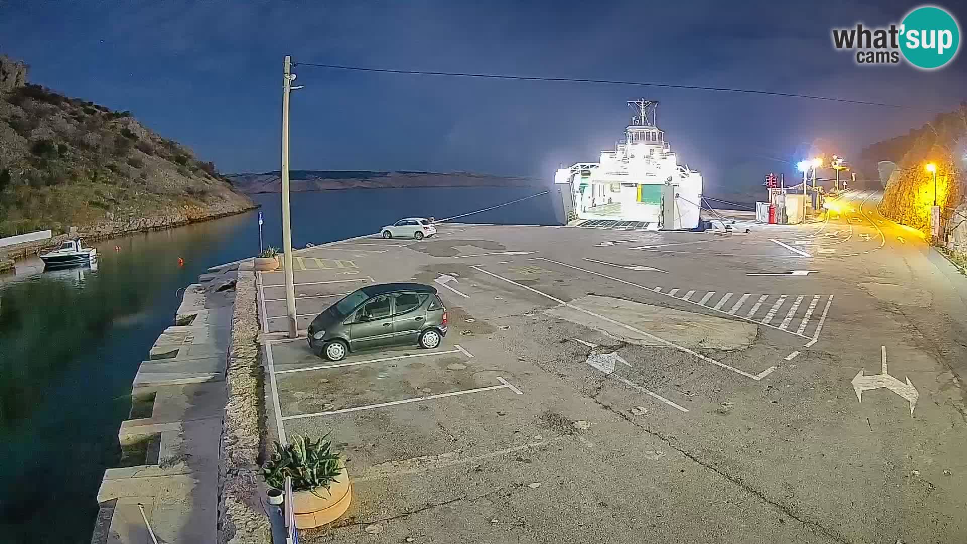 Spletna kamera trajektno pristanišče Prizna – proti otoku Pag