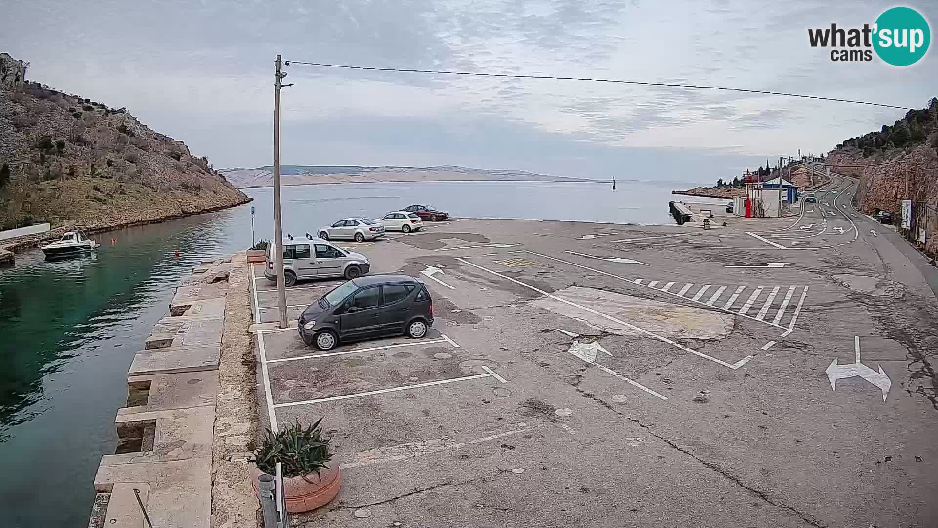 Spletna kamera trajektno pristanišče Prizna – proti otoku Pag