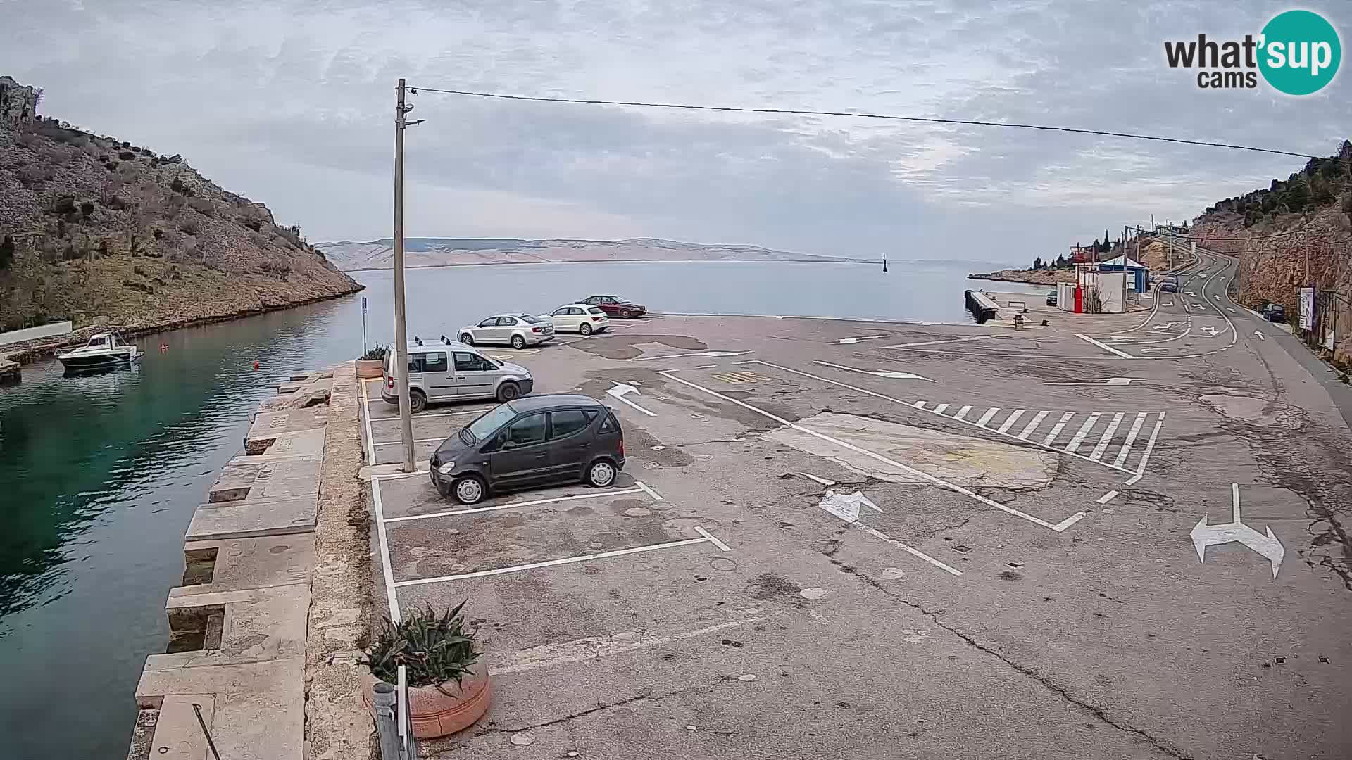 Spletna kamera trajektno pristanišče Prizna – proti otoku Pag