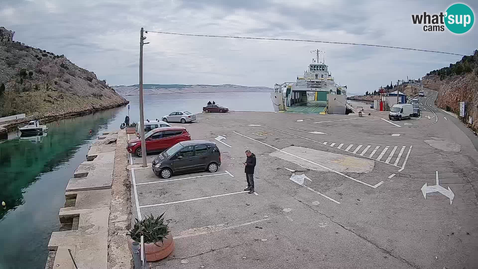 Spletna kamera trajektno pristanišče Prizna – proti otoku Pag