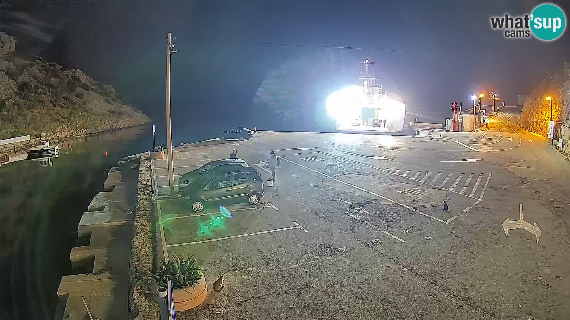 Spletna kamera trajektno pristanišče Prizna – proti otoku Pag