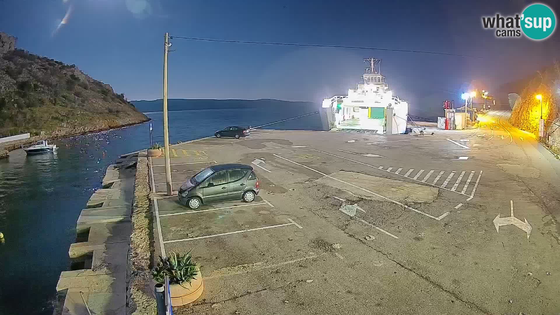 Spletna kamera trajektno pristanišče Prizna – proti otoku Pag