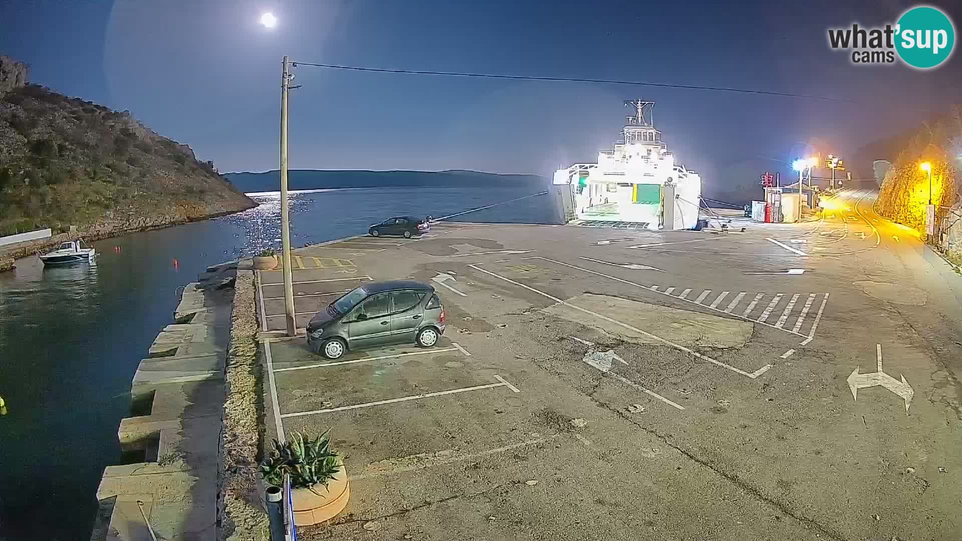 Spletna kamera trajektno pristanišče Prizna – proti otoku Pag