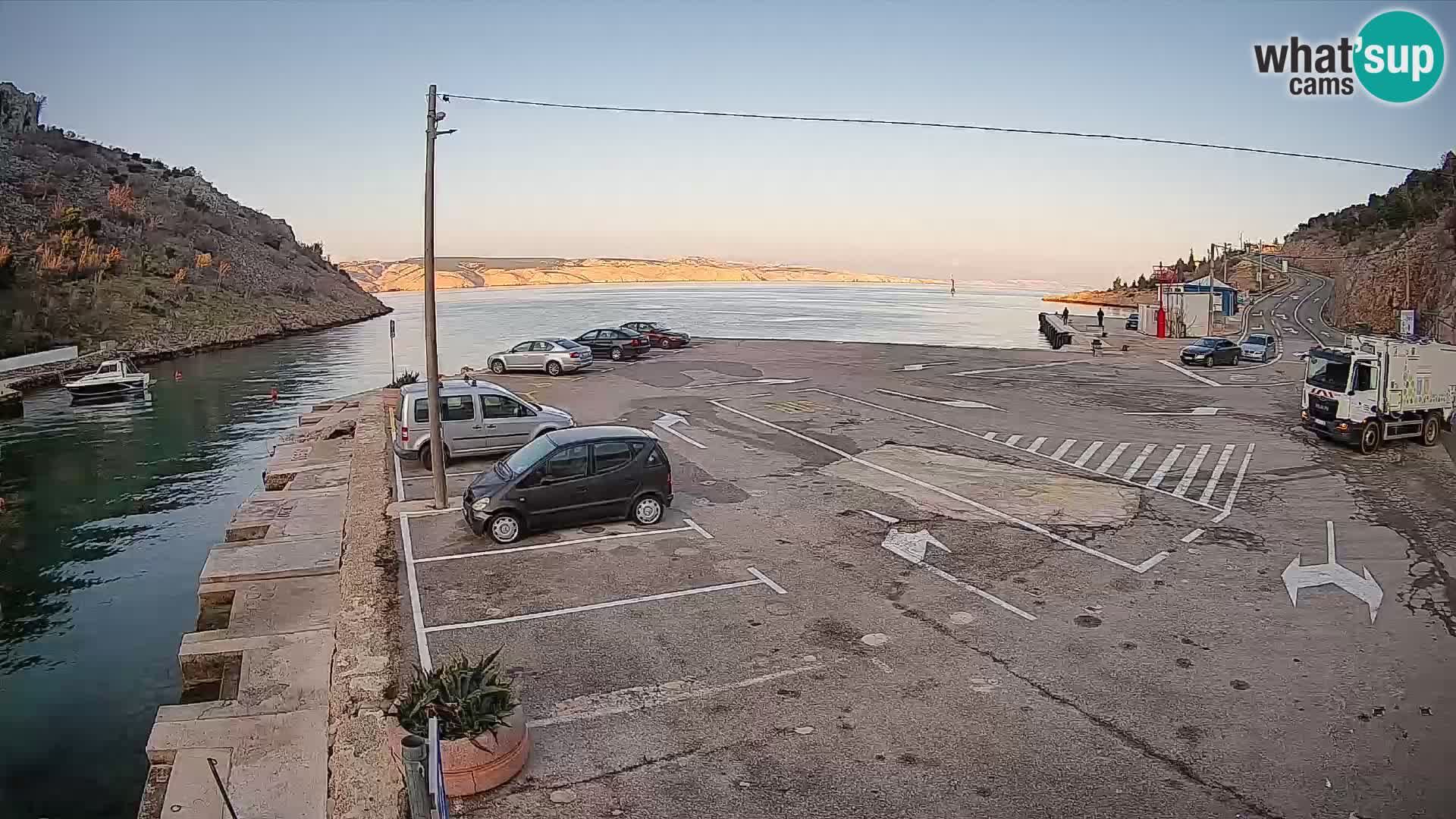 Webcam del puerto de ferris de Prizna – hacia la isla de Pag