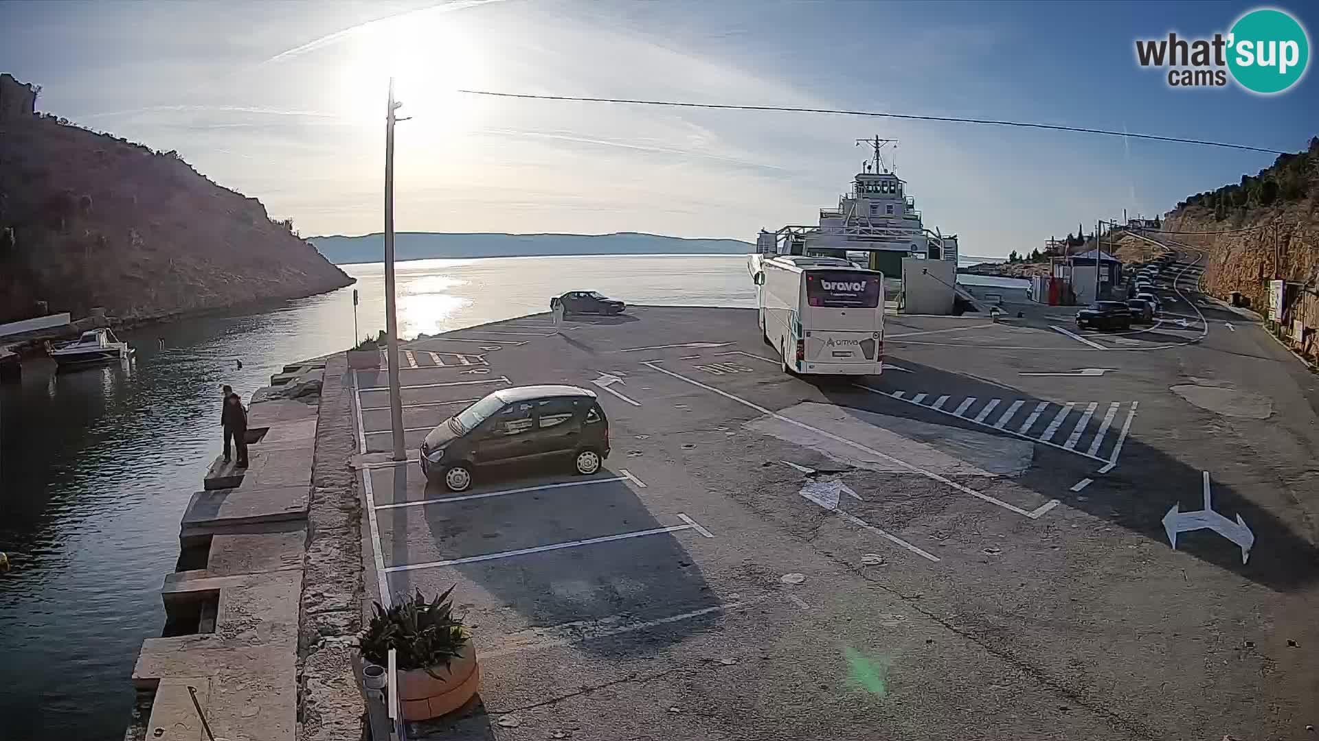 Spletna kamera trajektno pristanišče Prizna – proti otoku Pag