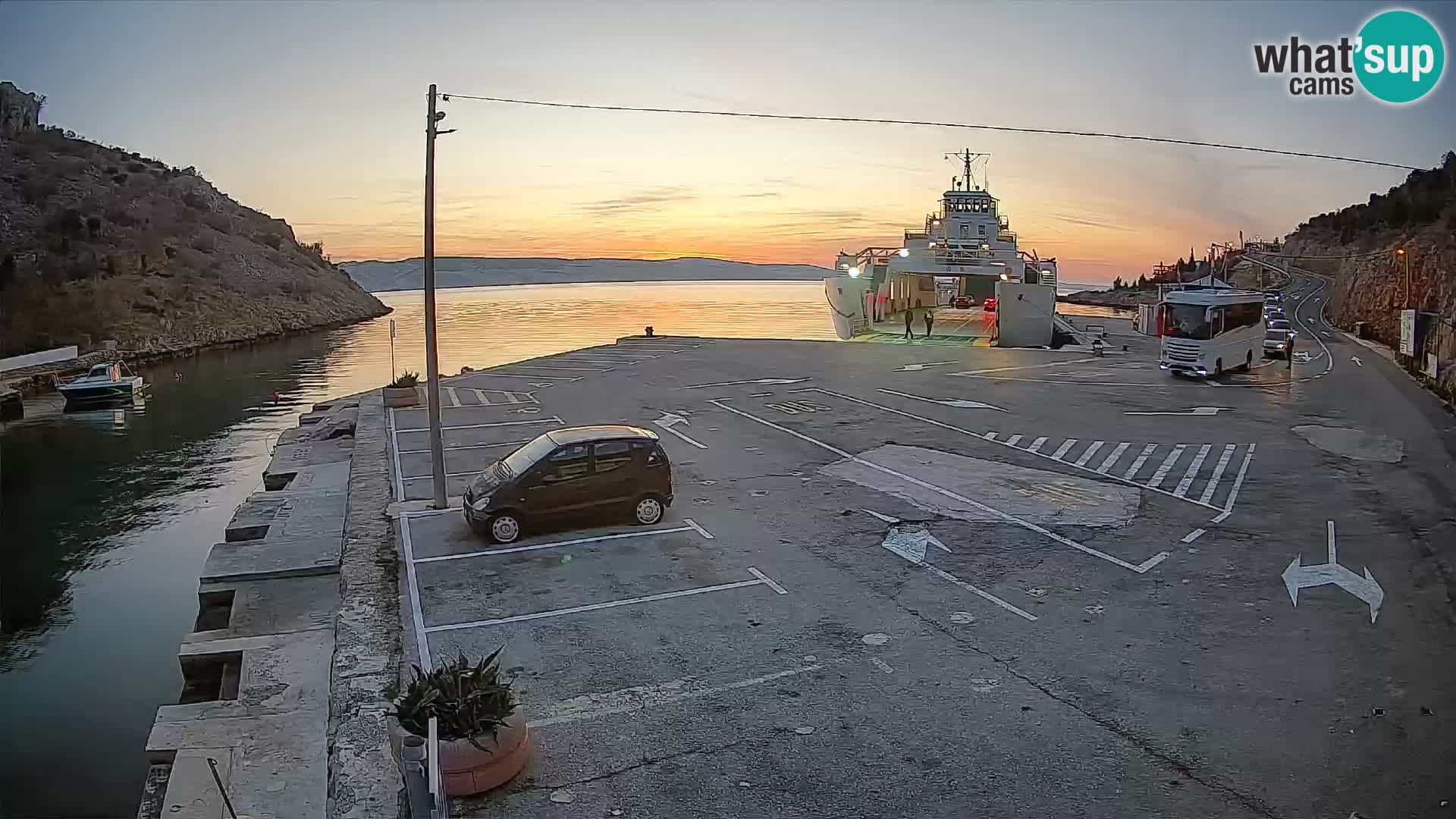 Spletna kamera trajektno pristanišče Prizna – proti otoku Pag