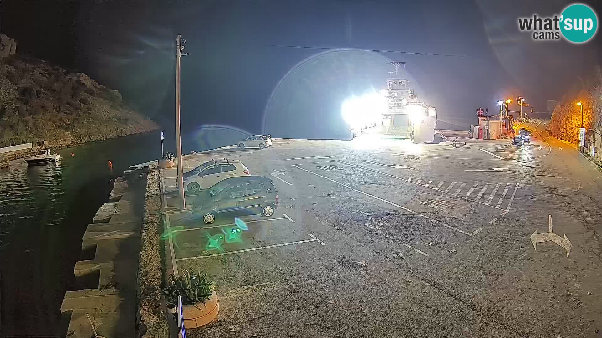 Spletna kamera trajektno pristanišče Prizna – proti otoku Pag