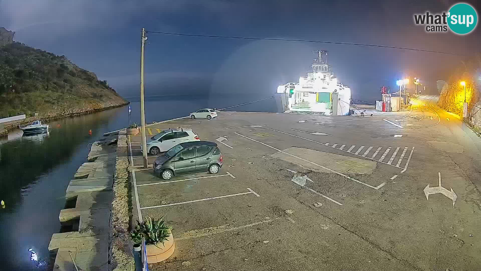 Spletna kamera trajektno pristanišče Prizna – proti otoku Pag