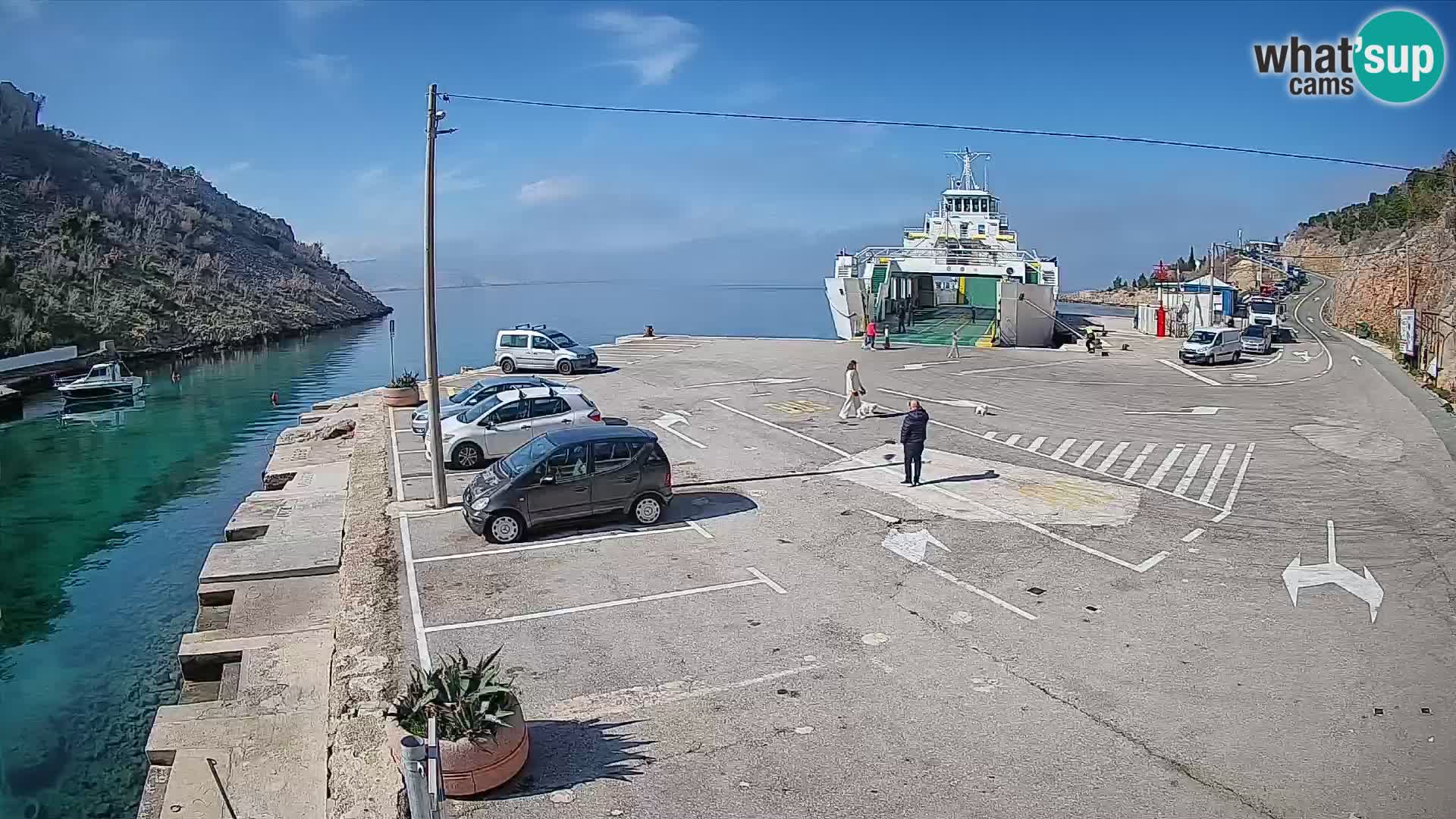 Spletna kamera trajektno pristanišče Prizna – proti otoku Pag