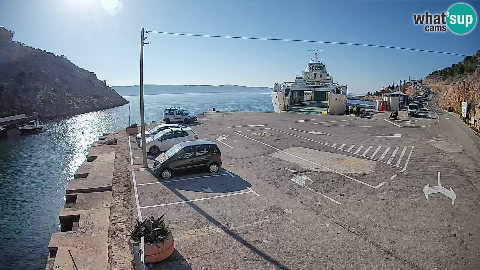 Spletna kamera trajektno pristanišče Prizna – proti otoku Pag